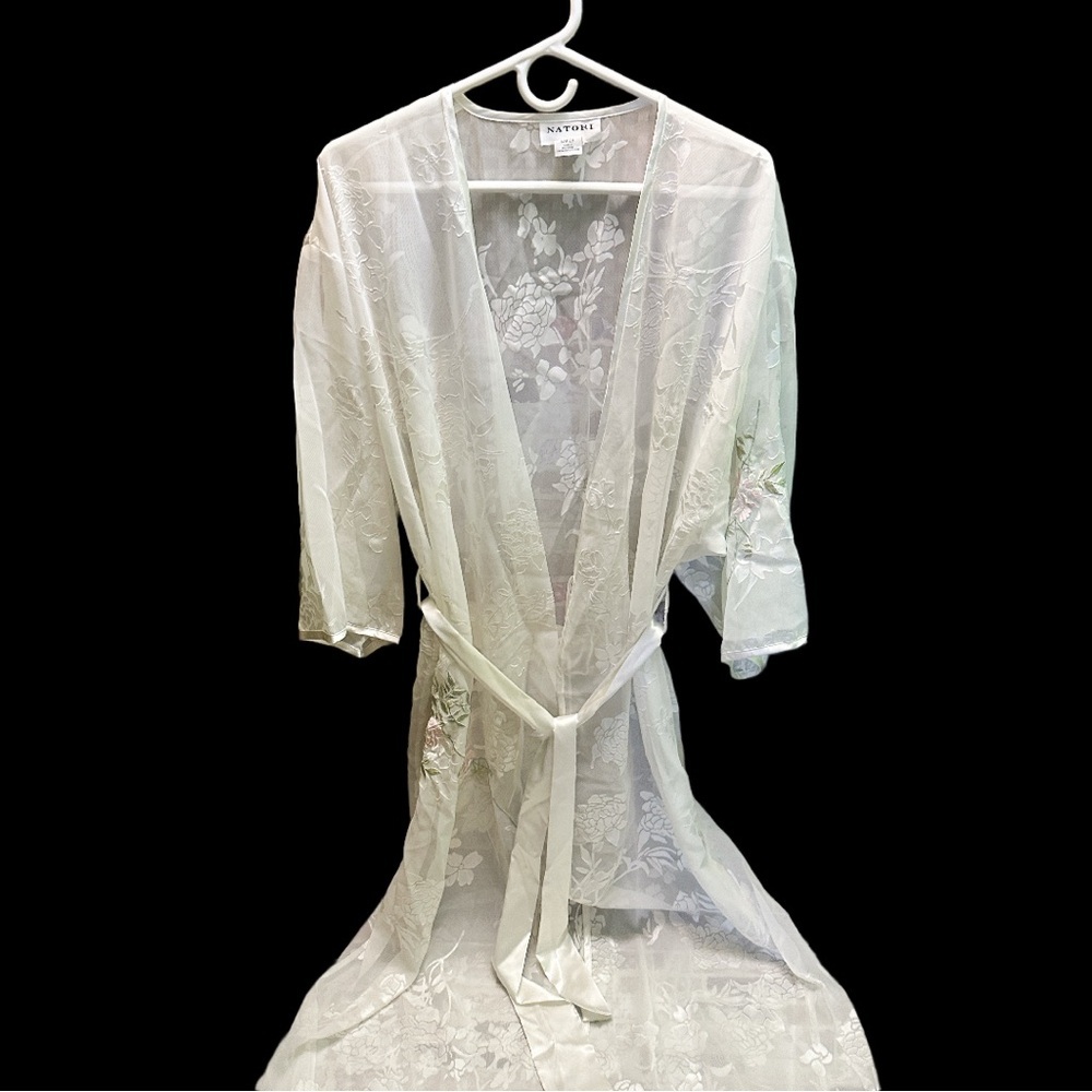 Natori White Lace Robe with Intricate Details L